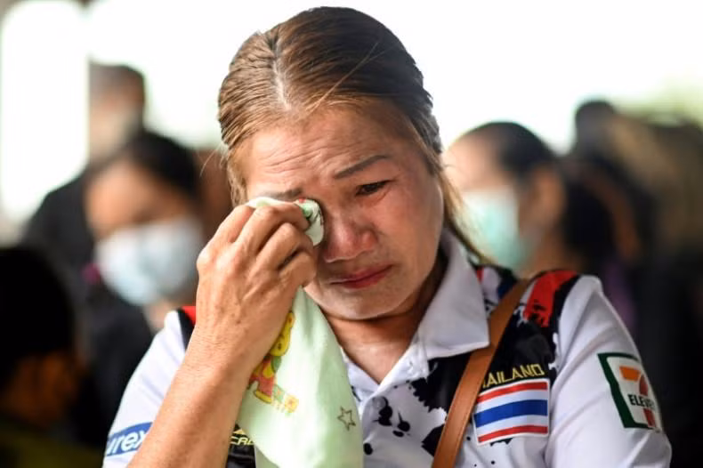 Một phụ nữ không cầm được nước mắt khi tới tham gia lễ tang các nạn nhân vụ nổ súng ở nhà trẻ. (Ảnh: Bưu điện Bangkok)