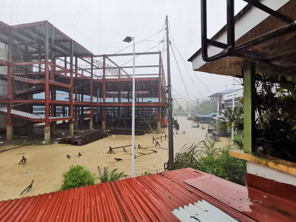 Nước lũ do bão nhiệt đới Nalgae ở Boac, tỉnh Marinduque, Philippines, ngày 29/10. (Ảnh: Reuters)