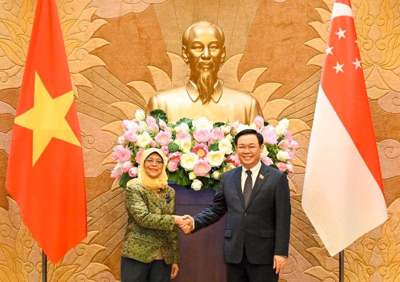 Chủ tịch Quốc hội Vương Đình Huệ và Tổng thống Cộng hòa Singapore Halimah Yacob tại buổi tiếp.