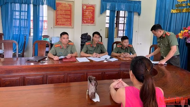 Công an Nghệ An làm việc với đối tượng đăng tải thông tin sai sự thật. (Ảnh: Công an cung cấp).
