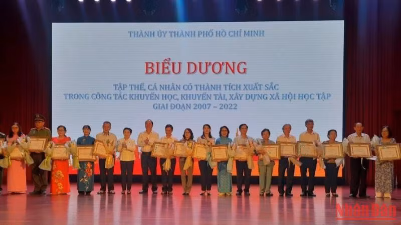Khen thưởng các tập thể, cá nhân có thành tích xuất sắc trong công tác khuyến học, khuyến tài và xây dựng xã hội học tập giai đoạn 2007-2022.