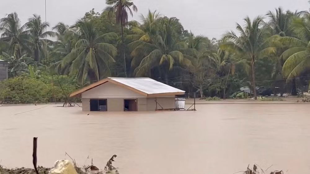 Nước lũ bao quanh một ngôi nhà sau một trận bão lớn ở Datu Odin Sinsuat, Maguindanao, Philippines, ngày 28/10. (Ảnh: Reuters)