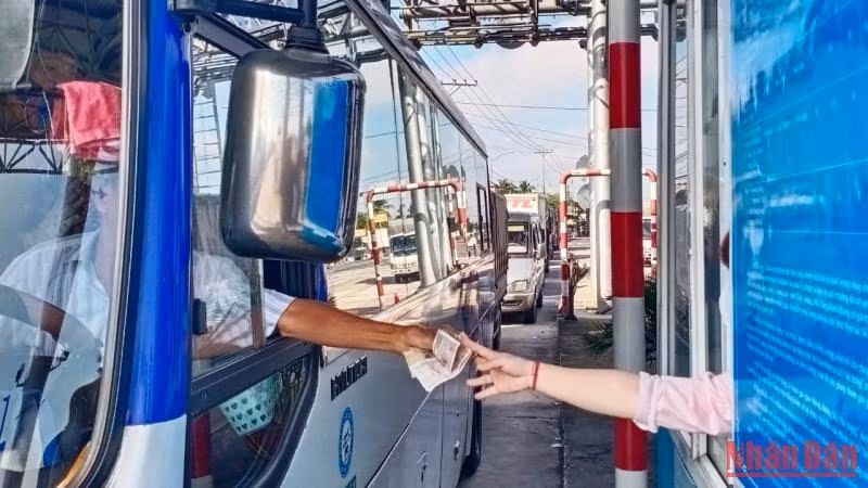 Tài xế trả tiền qua Trạm thu phí BOT Cai Lậy trên tuyến Quốc lộ 1.