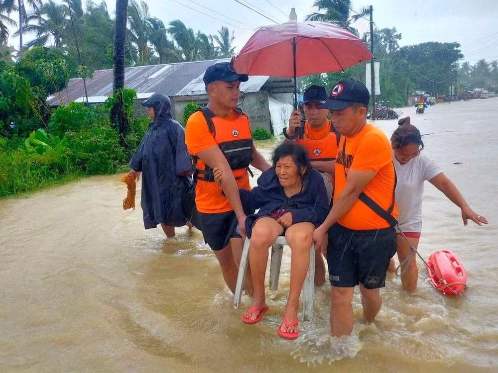 Lực lượng cứu hộ sơ tán người dân ở Hilongos, Leyte, Philippines, ngày 28/10. (Ảnh: Reuters)