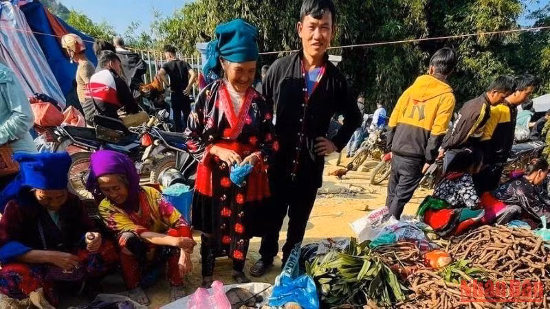 Hàng nông sản được đồng bào vùng cao Tủa Chùa bày bán ở chợ đêm.