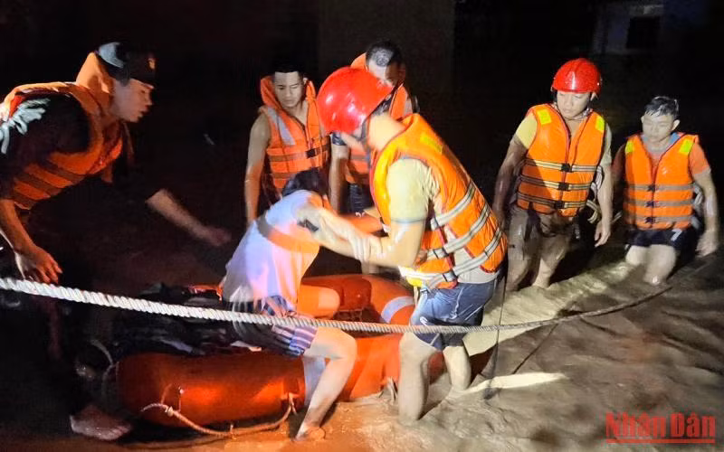 Hỗ trợ người dân tại huyện Hòa Vang. (Ảnh: CTV)