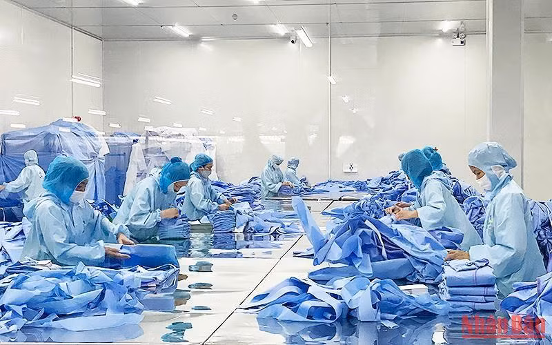 Quy trình sản xuất đồ bảo hộ y tế hiện đại, khép kín của Công ty cổ phần Sản xuất thương mại dệt may Nam Dương. Quy trình sản xuất đồ bảo hộ y tế hiện đại, khép kín của Công ty cổ phần Sản xuất thương mại dệt may Nam Dương.