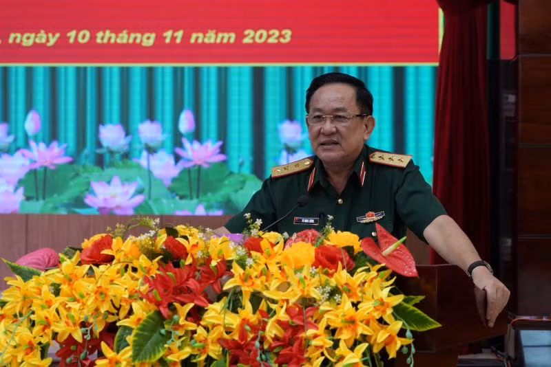 Thượng tướng Võ Minh Lương, Ủy viên Trung ương Đảng, Thứ trưởng Quốc phòng phát biểu tại buổi làm việc.