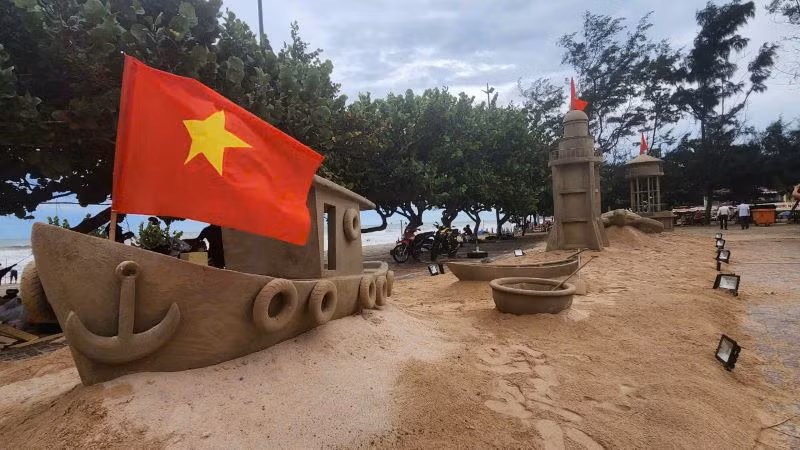 Nhiều mô hình trang trí ấn tượng tại Bãi Sau, thành phố Vũng Tàu. Nhiều mô hình trang trí ấn tượng tại Bãi Sau, thành phố Vũng Tàu.