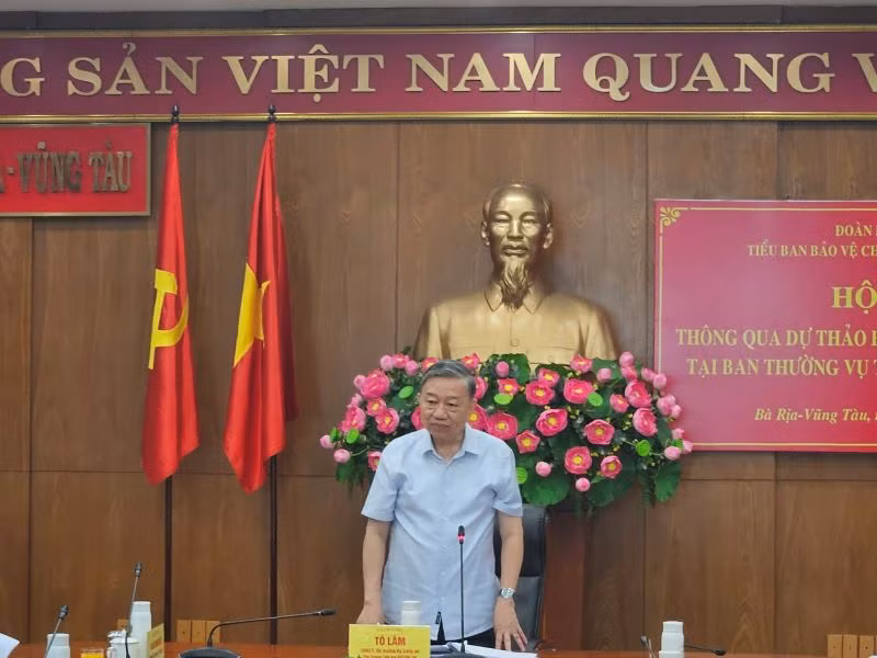 Đại tướng Tô Lâm, Ủy viên Bộ Chính trị, Bí thư Đảng ủy Công an Trung ương, Bộ trưởng Công an, Phó Trưởng Tiểu Ban Bảo vệ chính trị nội bộ Trung ương phát biểu tại Hội nghị. Đại tướng Tô Lâm, Ủy viên Bộ Chính trị, Bí thư Đảng ủy Công an Trung ương, Bộ trưởng Công an, Phó Trưởng Tiểu Ban Bảo vệ chính trị nội bộ Trung ương phát biểu tại Hội nghị.