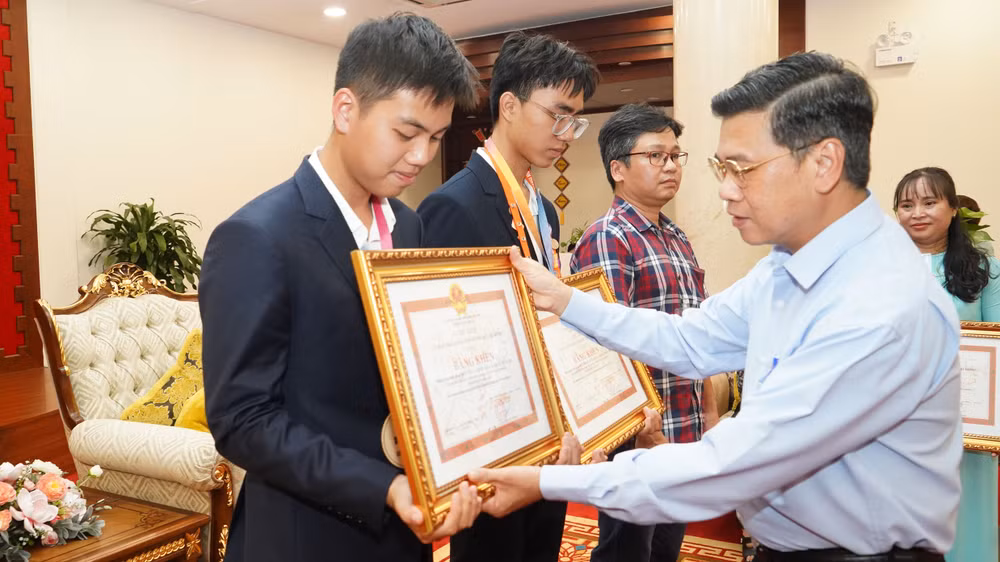 Phó Chủ tịch Ủy ban nhân dân Thành phố Hồ Chí Minh Nguyễn Văn Dũng trao Bằng khen cho 2 học sinh đạt giải. Phó Chủ tịch Ủy ban nhân dân Thành phố Hồ Chí Minh Nguyễn Văn Dũng trao Bằng khen cho 2 học sinh đạt giải.