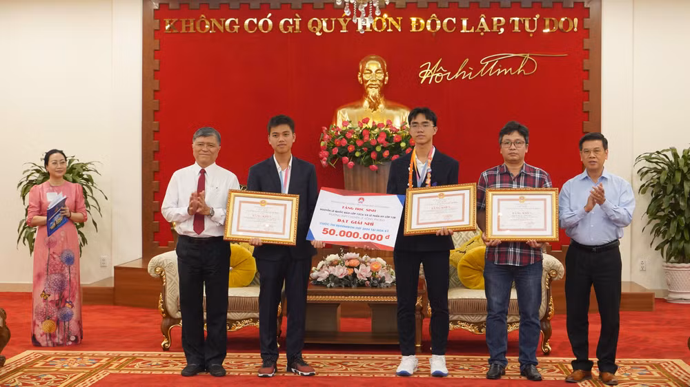 Lãnh đạo Ủy ban nhân dân Thành phố Hồ Chí Minh và Sở Giáo dục và Đào tạo Thành phố Hồ Chí Minh chúc mừng 2 học sinh và giáo viên hướng dẫn đề tài đạt giải.