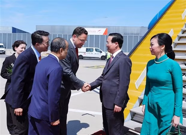 Lễ đón Chủ tịch nước Võ Văn Thưởng và Phu nhân tại Sân bay Quốc tế Vienna (Áo) chiều 27/3/2023 (giờ địa phương). (Ảnh: Thống Nhất/TTXVN)