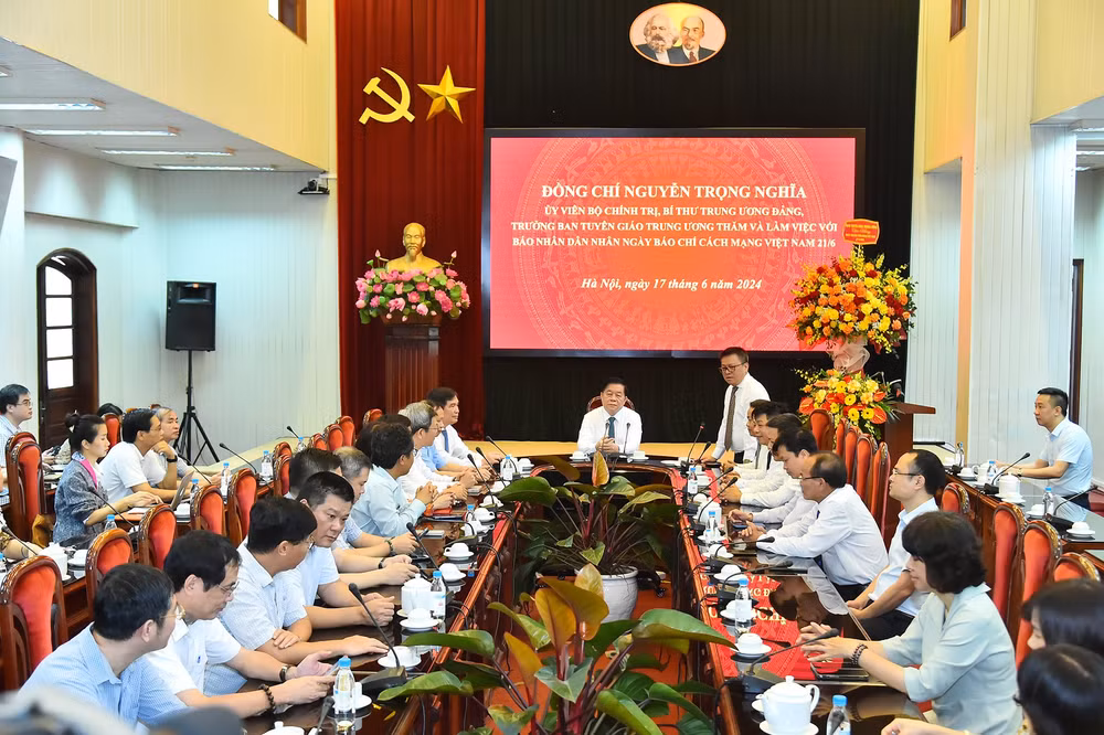 Đồng chí Lê Quốc Minh, Ủy viên Trung ương Đảng, Tổng Biên tập Báo Nhân Dân, Phó Trưởng Ban Tuyên giáo Trung ương, Chủ tịch Hội Nhà báo Việt Nam báo cáo hoạt động của Báo Nhân Dân. Đồng chí Lê Quốc Minh, Ủy viên Trung ương Đảng, Tổng Biên tập Báo Nhân Dân, Phó Trưởng Ban Tuyên giáo Trung ương, Chủ tịch Hội Nhà báo Việt Nam báo cáo hoạt động của Báo Nhân Dân.
