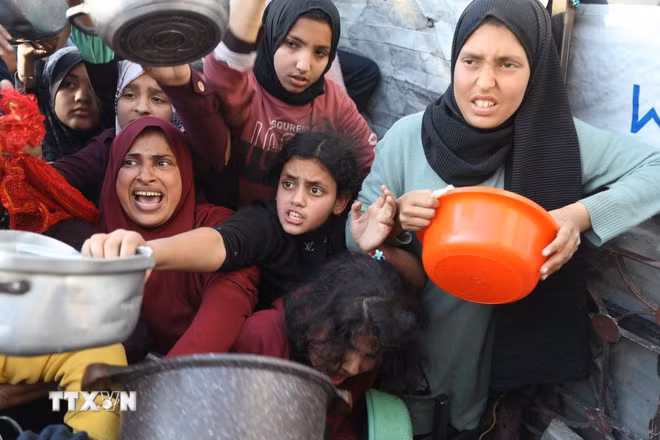 Người dân chờ nhận thức ăn cứu trợ tại Beit Lahia, miền Bắc Dải Gaza ngày 22/3/2025. (Ảnh: THX/TTXVN)