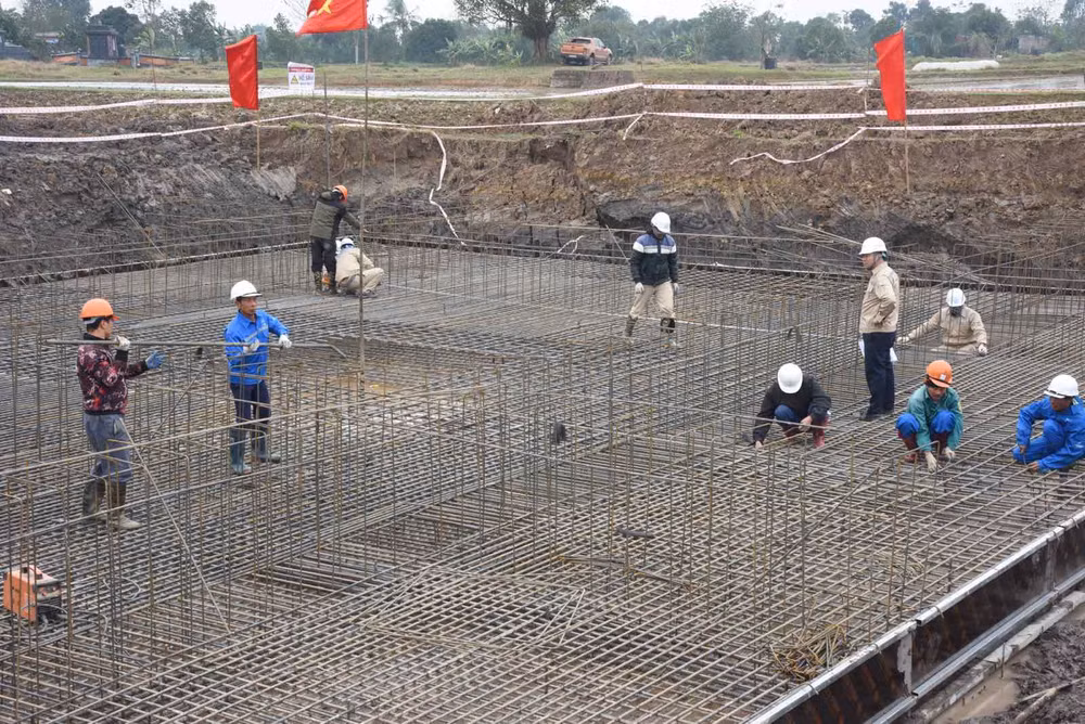 Thi công hố móng vị trí 201 thuộc dự án Đường dây 500kV Nhà máy Nhiệt điện Nam Định 1 - Phố Nối trên địa bàn xã Châu Sơn, huyện Quỳnh Phụ, tỉnh Thái Bình. Thi công hố móng vị trí 201 thuộc dự án Đường dây 500kV Nhà máy Nhiệt điện Nam Định 1 - Phố Nối trên địa bàn xã Châu Sơn, huyện Quỳnh Phụ, tỉnh Thái Bình.