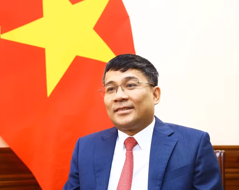 Thứ trưởng Thường trực Bộ Ngoại giao Nguyễn Minh Vũ trả lời phỏng vấn các cơ quan thông tấn, báo chí. (Ảnh: Lâm Khánh/TTXVN)