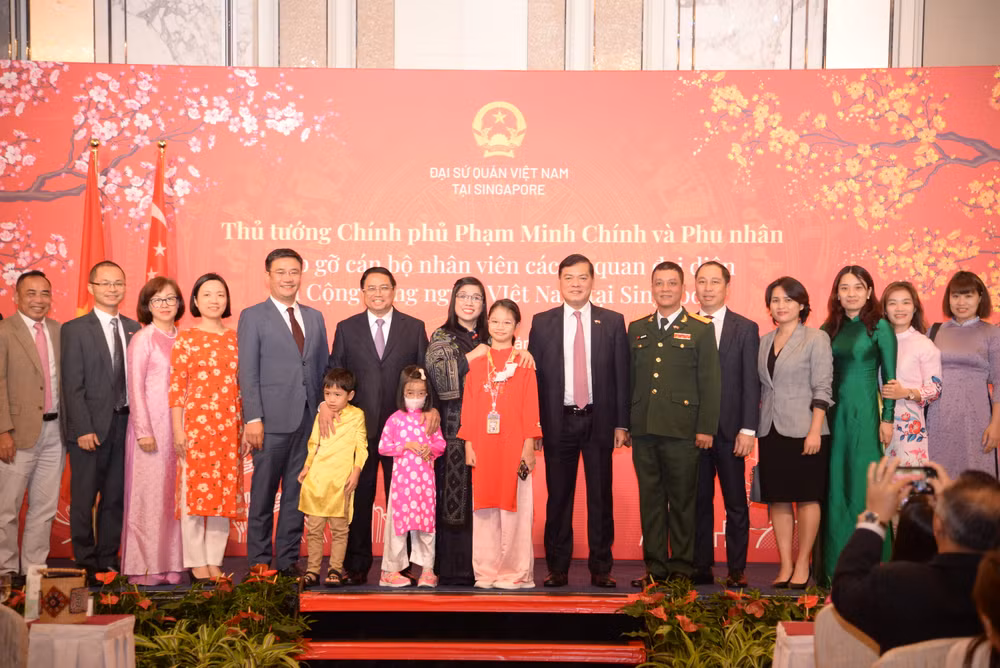 Thủ tướng Phạm Minh Chính và Phu nhân chụp ảnh lưu niệm với cán bộ, nhân dân các cơ quan đại diện Việt Nam tại Singapore.