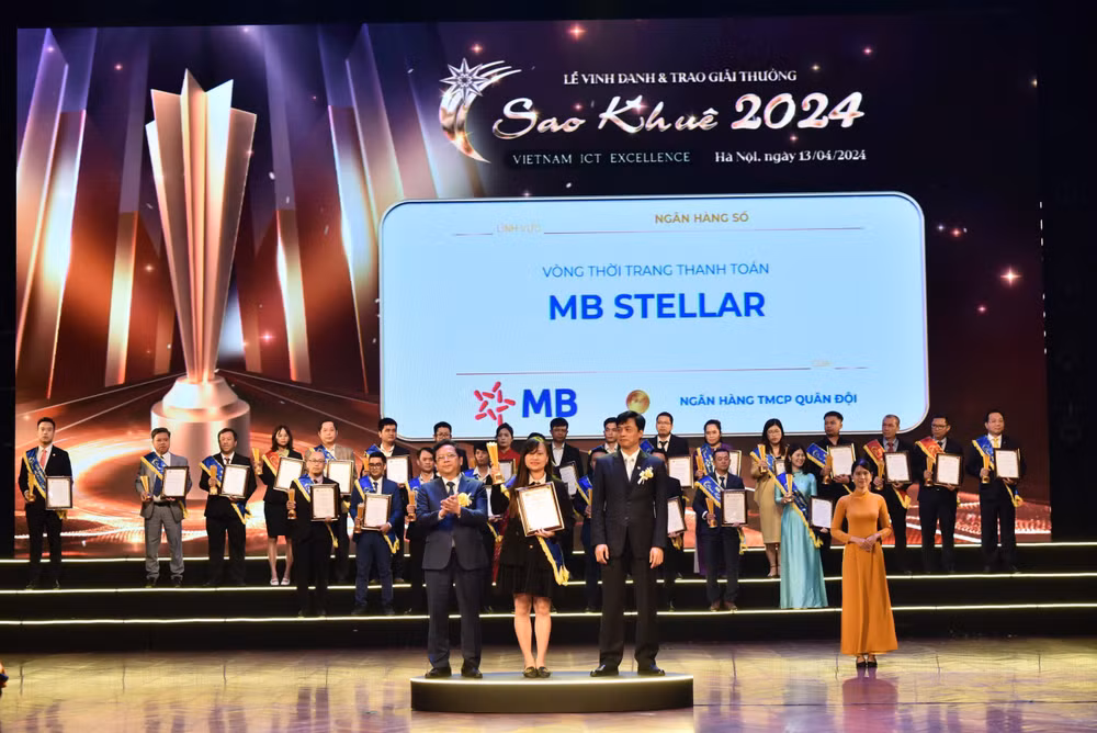 Vòng thời trang thanh toán Stellar được vinh danh tại giải thưởng Sao Khuê 2024. Ảnh: MB