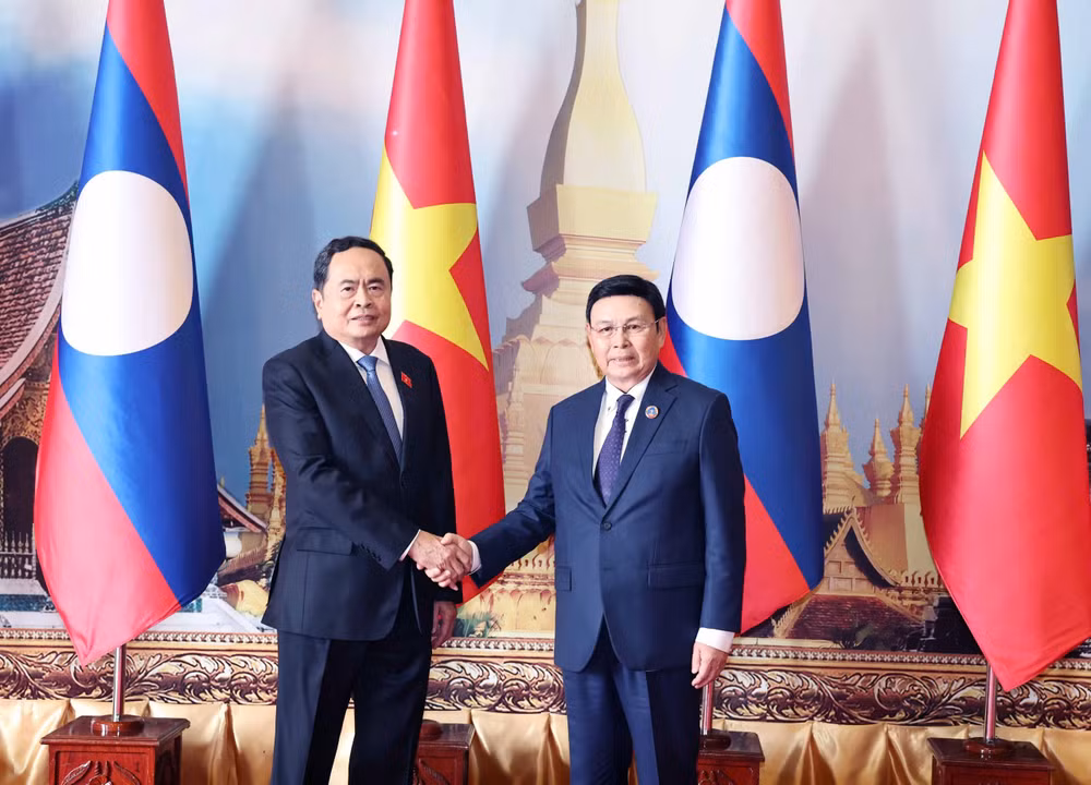 Chủ tịch Quốc hội Lào Saysomphone Phomvihane chủ trì trọng thể Lễ đón chính thức Chủ tịch Quốc hội Trần Thanh Mẫn. (Ảnh: TTXVN)