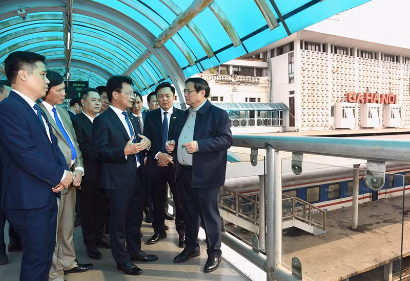 Thủ tướng Phạm Minh Chính kiểm tra cơ sở vật chất của Ga Hà Nội.