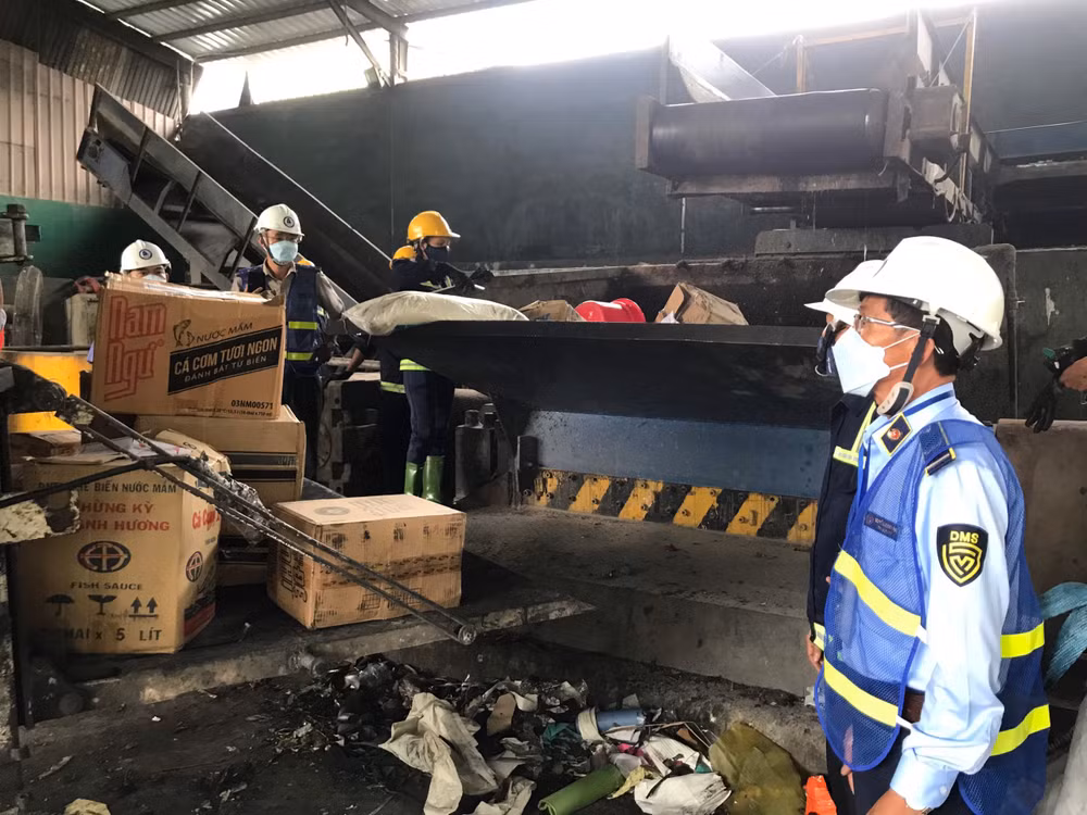 Lực lượng chức năng giám sát chặt quá trình tiêu huỷ hàng hoá nhập lậu và giả nhãn hiệu. (Ảnh: Cục Quản lý thị trường Thành phố Hồ Chí Minh)