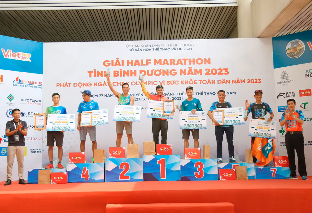 Ban Tổ chức trao giải thưởng cho các nhóm tuổi tham dự nội dung giải Half Marathon tỉnh Bình Dương năm 2023. Ban Tổ chức trao giải thưởng cho các nhóm tuổi tham dự nội dung giải Half Marathon tỉnh Bình Dương năm 2023.