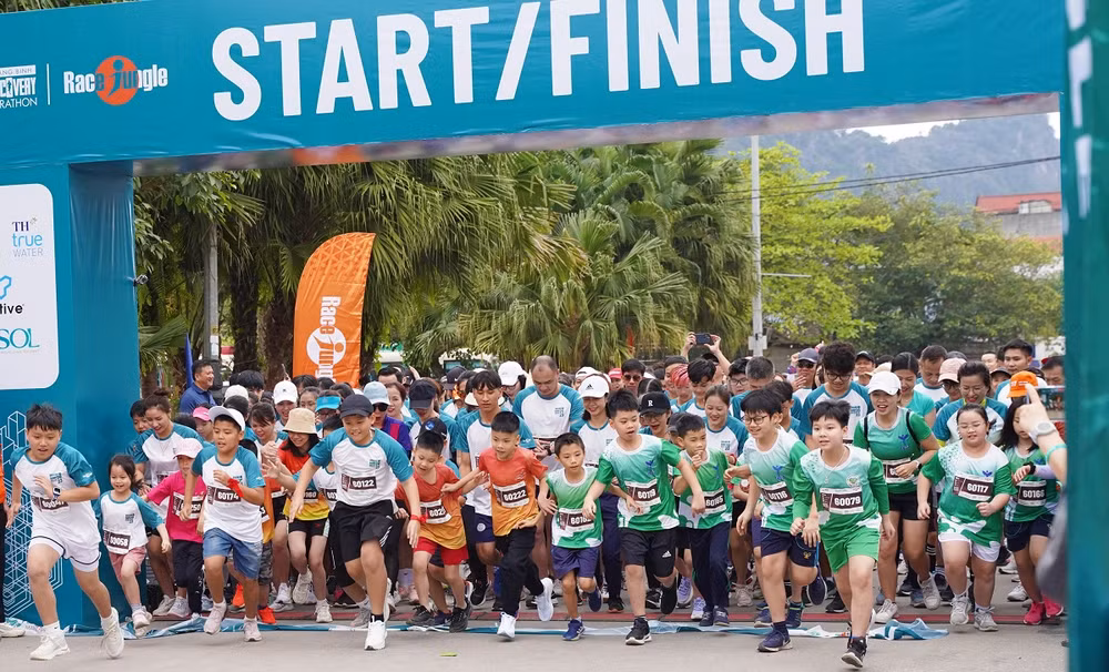 Các vận động viên tham gia đường chạy 6km. Các vận động viên tham gia đường chạy 6km.