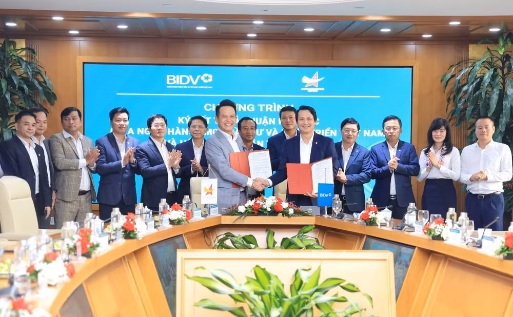 Ông Đặng Hồng Anh (Chủ tịch VYEA) và ông Trần Long (Phó Tổng Giám đốc BIDV) đại diện hai đơn vị ký kết thỏa thuận hợp tác.