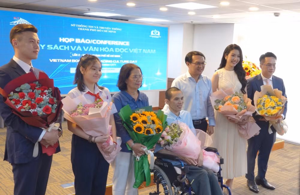 Lãnh đạo Sở Thông tin và Truyền thông tặng hoa cho các đại sứ Văn hóa đọc nhiệm kỳ 2023-2024.
