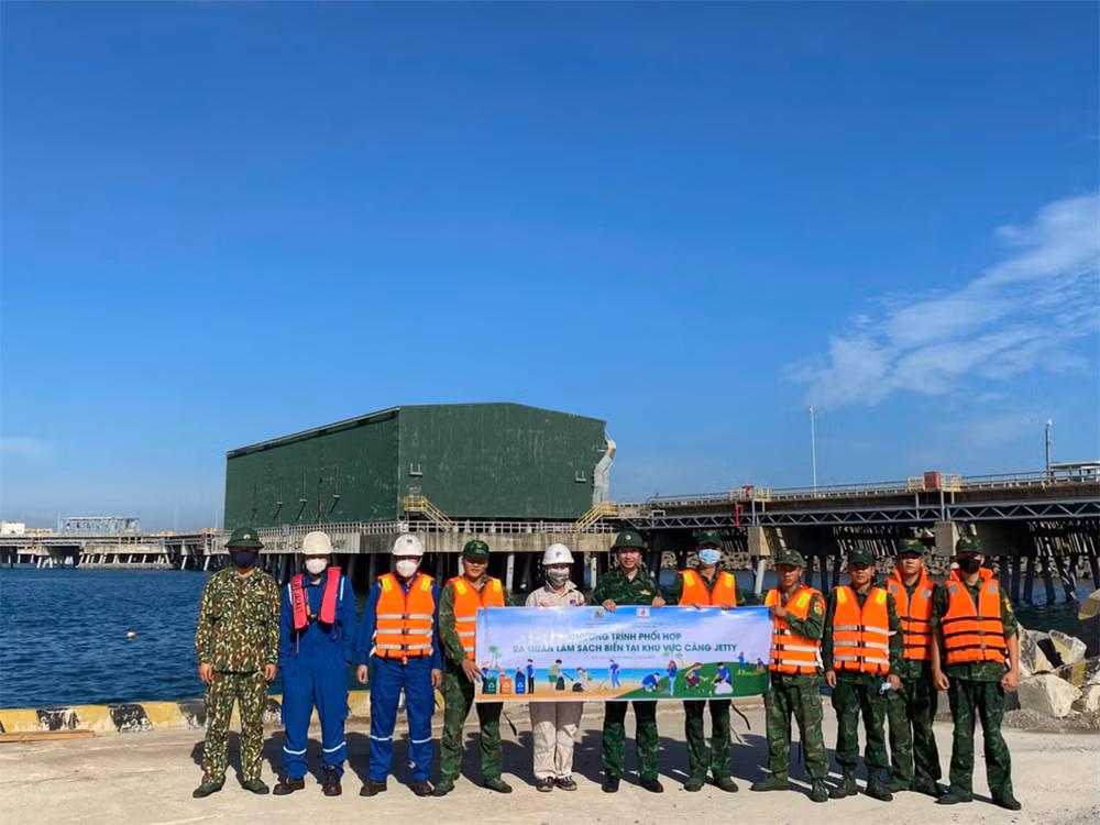 Đoàn Thanh niên BSR và Chi đoàn Đồn Biên phòng cửa khẩu cảng Dung Quất phối hợp chặt chẽ trong việc làm sạch biển tại khu vực cảng Jetty.