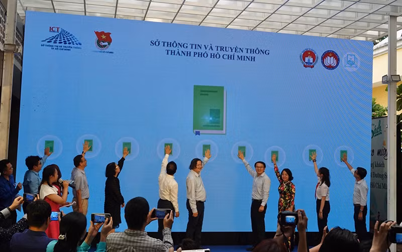 Các đại biểu thực hiện nghi thức Công bố Giải thưởng Sách thiếu nhi Thành phố Hồ Chí Minh lần I và khai mạc Hội sách thiếu nhi Thành phố Hồ Chí Minh lần IV. Các đại biểu thực hiện nghi thức Công bố Giải thưởng Sách thiếu nhi Thành phố Hồ Chí Minh lần I và khai mạc Hội sách thiếu nhi Thành phố Hồ Chí Minh lần IV.