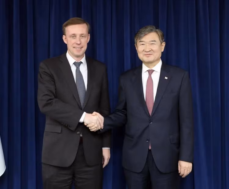 Cố vấn An ninh Quốc gia Hàn Quốc Cho Tae-yong (phải) và người đồng cấp Mỹ, Jake Sullivan tại văn phòng tổng thống ở Seoul ngày 9/12. (Ảnh: The Korea Times)