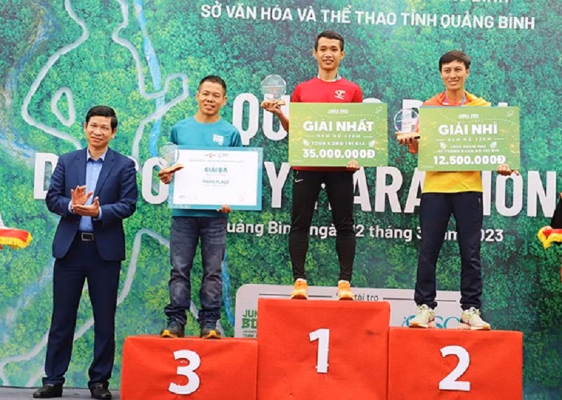 Phó Chủ tịch tỉnh Quảng Bình Hồ An Phong trao giải cho các cá nhân có thành tích cao ở cự ly 42km. Phó Chủ tịch tỉnh Quảng Bình Hồ An Phong trao giải cho các cá nhân có thành tích cao ở cự ly 42km.