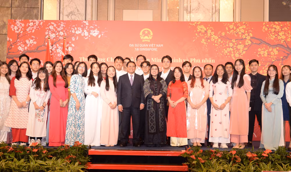 Thủ tướng Phạm Minh Chính và Phu nhân chụp ảnh lưu niệm với các sinh viên Việt Nam đang học tập, nghiên cứu tại Singapore.