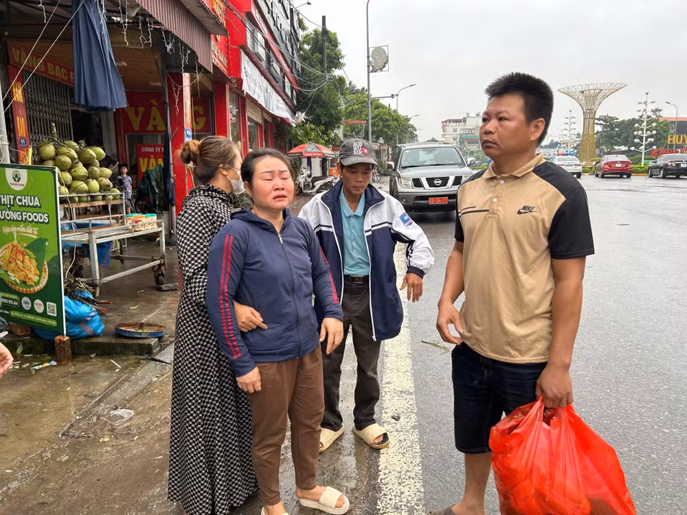 Bà Thịnh vội vàng trở ra bắc và đứng đợi tại cầu từ sáng sớm hôm nay.