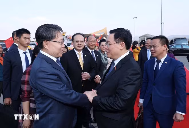Lễ tiễn Chủ tịch Quốc hội Vương Đình Huệ tại Sân bay quốc tế Trường Thủy Côn Minh. (Ảnh: Nhan Sáng/TTXVN)