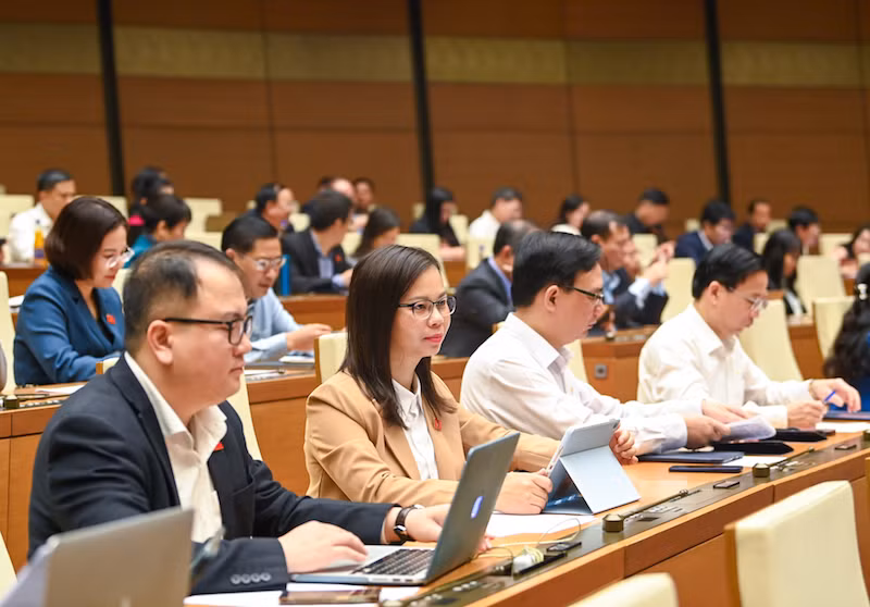Đại biểu Quốc hội lắng nghe Báo cáo tóm tắt công tác phòng, chống tội phạm và vi phạm pháp luật năm 2023. Ảnh: Duy Linh