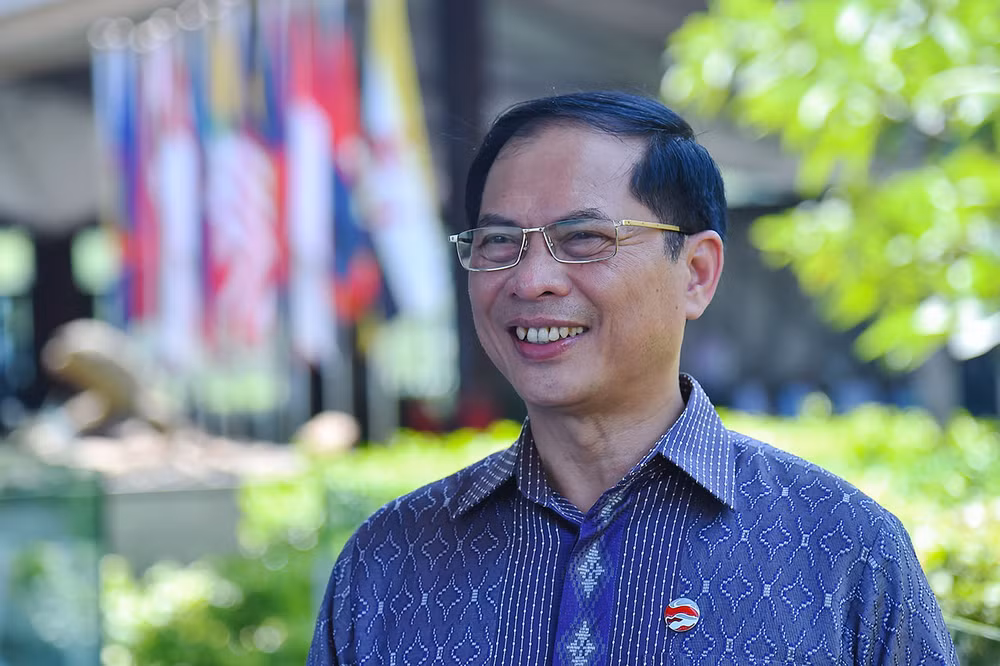 Bộ trưởng Ngoại giao Bùi Thanh Sơn trong trang phục họa tiết batik đặc trưng của Indonesia.