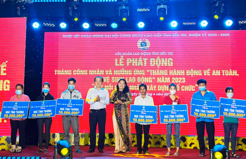 Lãnh đạo tỉnh Bến Tre trao bảng tượng trưng hỗ trợ xây dựng nhà tình thương cho đoàn viên công đoàn thuộc hộ nghèo khó khăn về nhà ở.