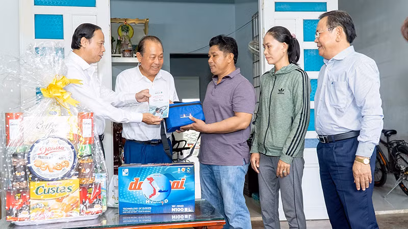 Nguyên Ủy viên Bộ Chính trị, nguyên Phó Thủ tướng Thường trực Chính phủ Trương Hòa Bình tặng quà cho bà con ngư dân. Nguyên Ủy viên Bộ Chính trị, nguyên Phó Thủ tướng Thường trực Chính phủ Trương Hòa Bình tặng quà cho bà con ngư dân.