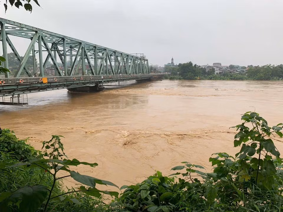 Lũ trên sông Thao tiếp tục lên duy trì ở mức trên lũ lịch sử. Ảnh: Người dân cung cấp.