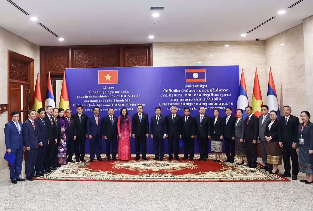 Chủ tịch Quốc hội Trần Thanh Mẫn và Chủ tịch Quốc hội Lào Saysomphone Phomvihane với đại biểu hai nước. (Ảnh: TTXVN)