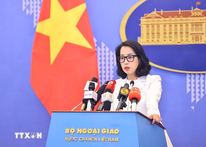 Người phát ngôn Bộ Ngoại giao Phạm Thu Hằng chủ trì họp báo thường kỳ tháng 6/2024. (Ảnh: Minh Đức/TTXVN)