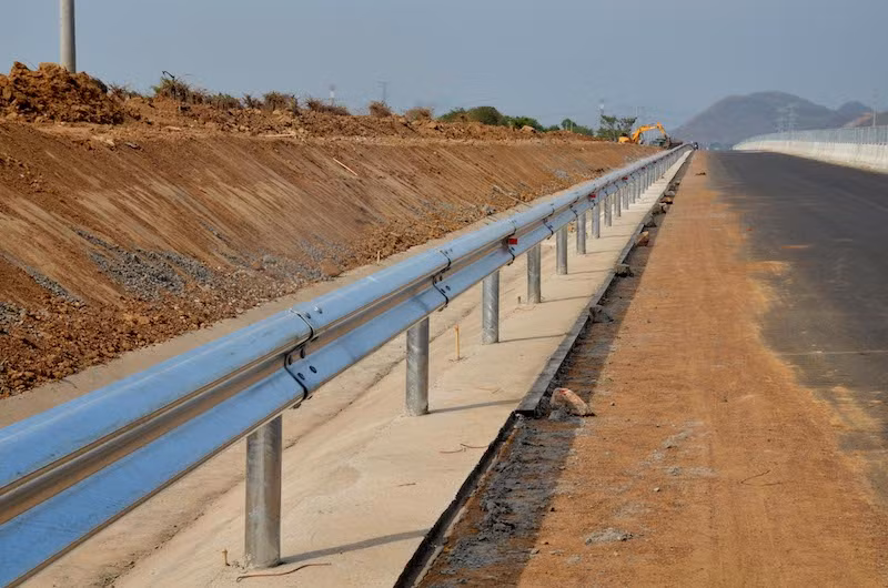 Hơn 20km hộ lan tôn sóng được lắp đặt trên cao tốc đoạn Vĩnh Hảo-Phan Thiết.