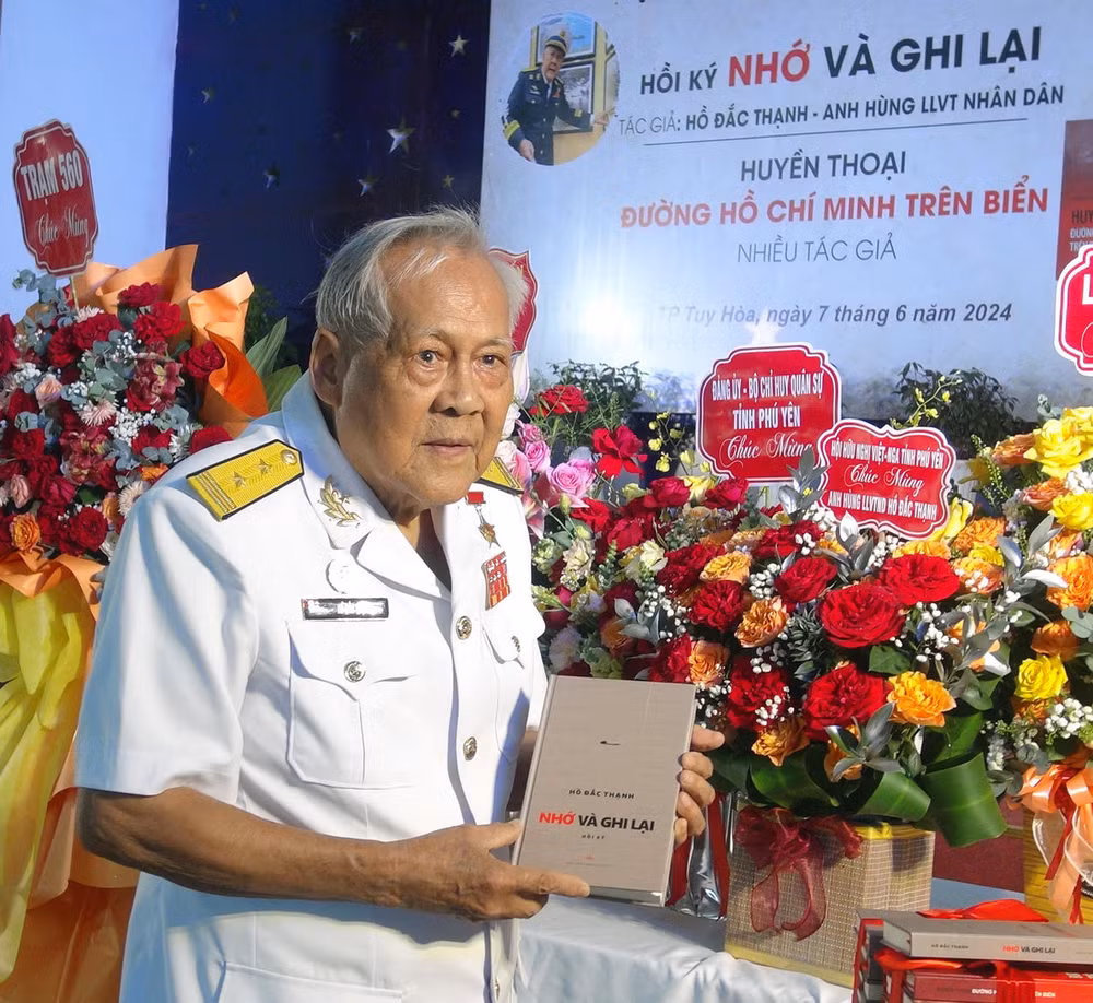 Anh hùng LLVT nhân dân Hồ Đắc Thạnh giới thiệu tập hồi ký Nhớ và ghi lại về những chuyến tàu Không số do ông làm thuyền trưởng. Anh hùng LLVT nhân dân Hồ Đắc Thạnh giới thiệu tập hồi ký Nhớ và ghi lại về những chuyến tàu Không số do ông làm thuyền trưởng.