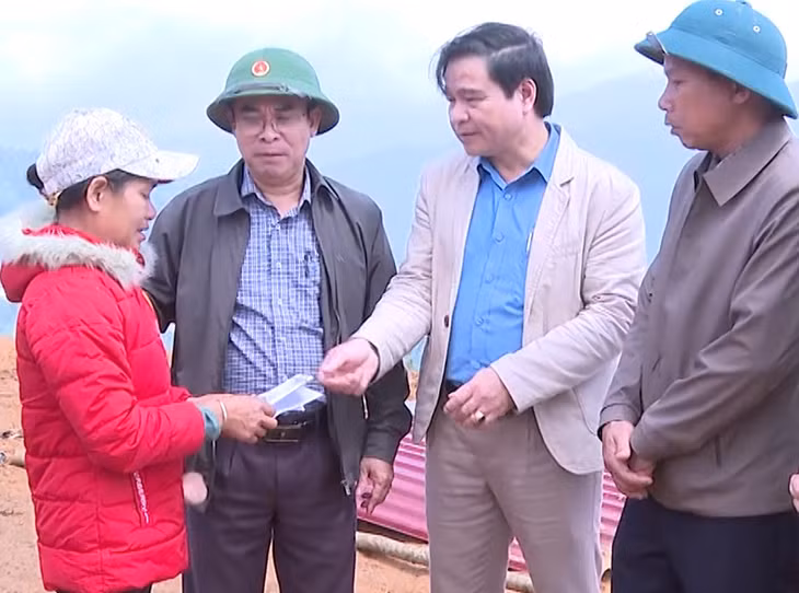 Lãnh đạo tỉnh Quảng Nam và huyện Nam Trà My thăm hỏi, động viên gia đình nạn nhân.