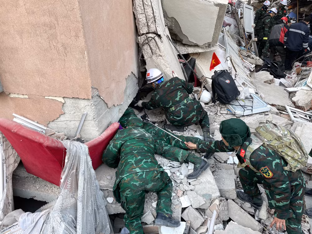 Các lực lượng của Quân đội nhân dân Việt Nam tích cực phối hợp lực lượng địa phương tìm kiếm, cứu trợ các nạn nhân trong trận động đất tại tỉnh Hatay, Thổ Nhĩ Kỳ. (Ảnh: Văn Hiếu, từ Hatay, Thổ Nhĩ Kỳ)