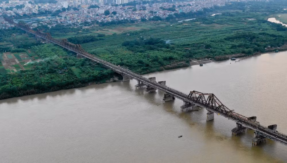 Đường sắt dừng chạy các tàu qua cầu Long Biên.