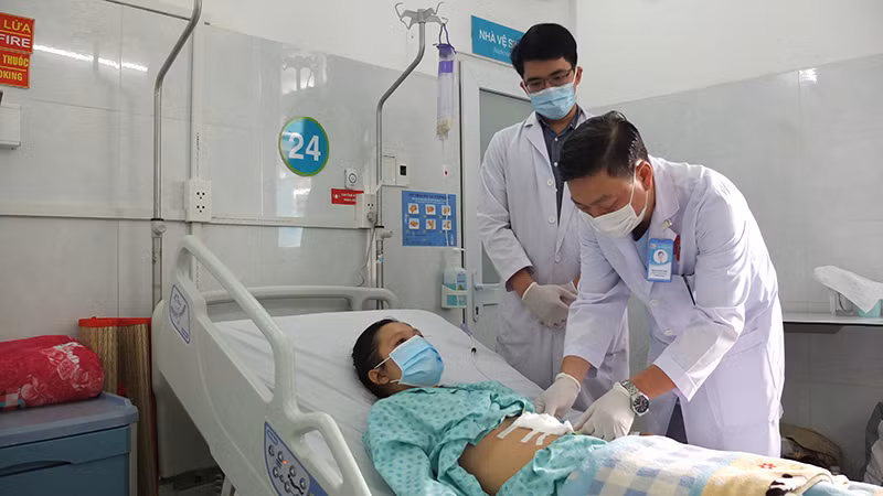 Các bác sĩ kiểm tra vết thương sau phẫu thuật.